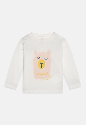 Hvid babybluse med lange ærmer med trykknapper på skulderen og en sovende lama grafik i bløde rosa, gule og marineblå farver.