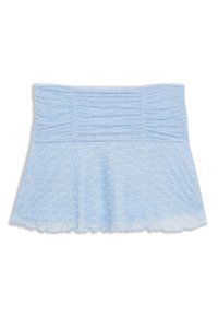 Top senza maniche di colore azzurro chiaro con texture arricciata, caratterizzato da un design a motivo di testo corsivo ripetuto e orlo ondulato.