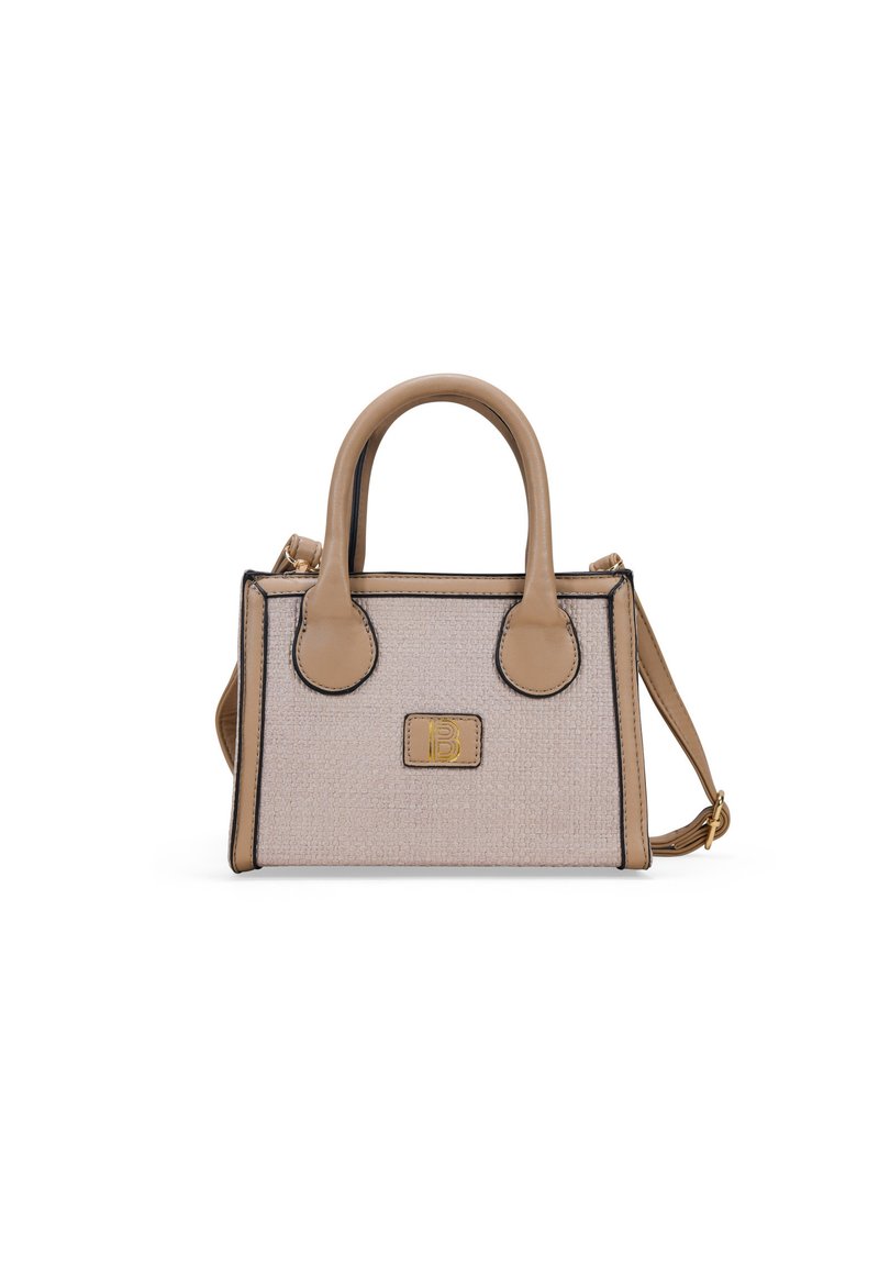 Bolso de mano beige con tejido texturizado, detalles de cuero, dos asas superiores y una correa de hombro desmontable. Detalle de herrajes dorados en el frente.