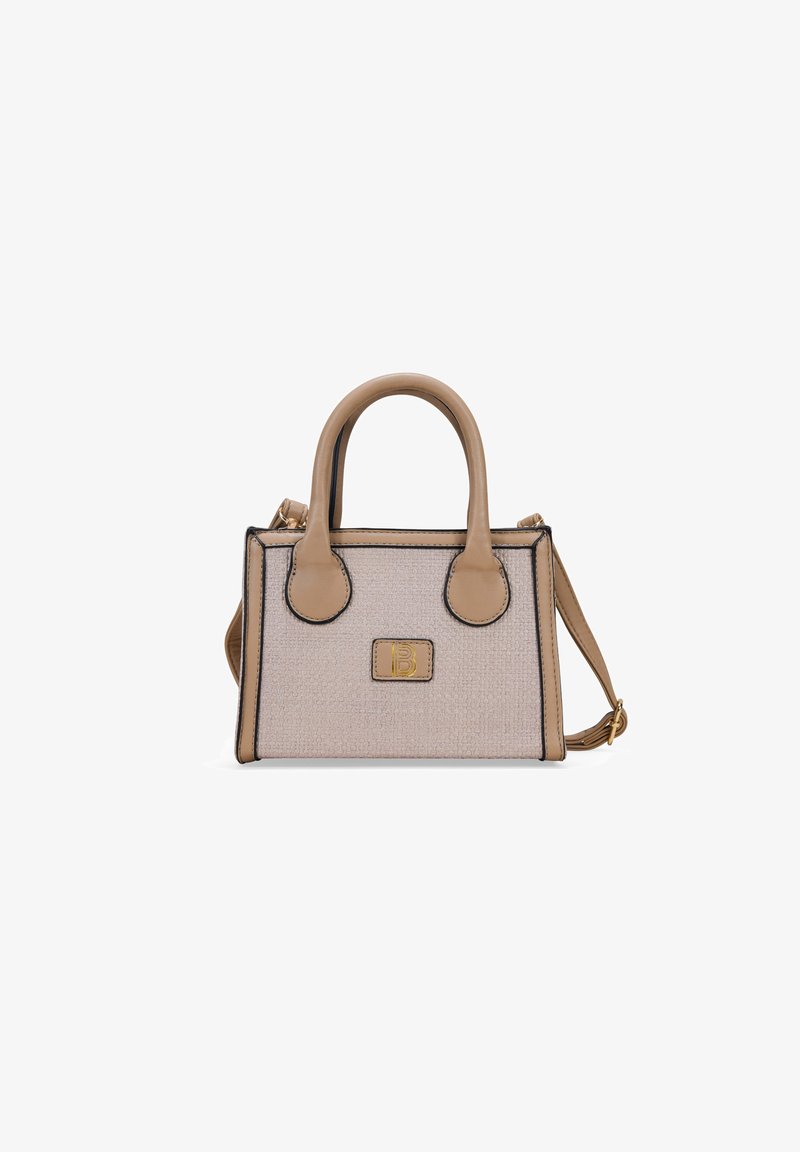 Bolso de mano beige con tejido texturizado, detalles de cuero, dos asas superiores y una correa de hombro desmontable. Detalle de herrajes dorados en el frente.