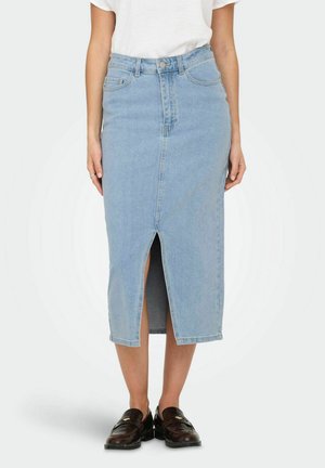 Ljusblå denim midi-kjol med en framficka, hög midja och klassisk femfickdesign. Avslutad med metallbeslag och en ren fåll.