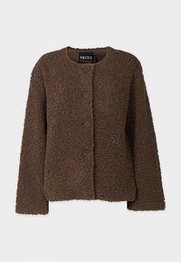 Veste en polaire brun, texturée, avec des manches longues et un col rond. Comprend cinq boutons bruns sur le devant. Matériau doux et duveteux.