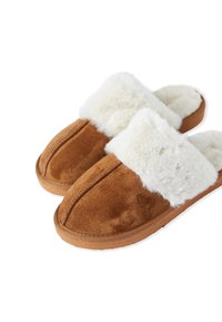 Braune Wildlederhausschuhe mit einem weißen Kunstfellkragen. Abgerundete Zehenpartie, einfaches Design, weiche Textur und beige Gummisohle.