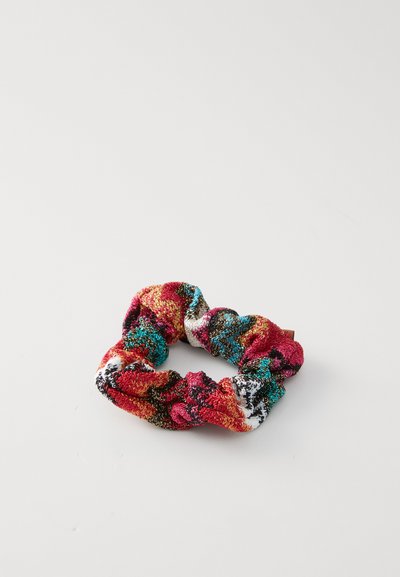 Chouchou multicolore en tissu texturé avec un motif de rose, orange, turquoise et noir, présentant un éclat métallique.