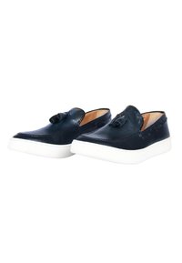 Scarpe slip-on in pelle blu navy con superficie testurizzata, suola in gomma bianca e dettaglio decorativo a nodo sulla parte superiore.