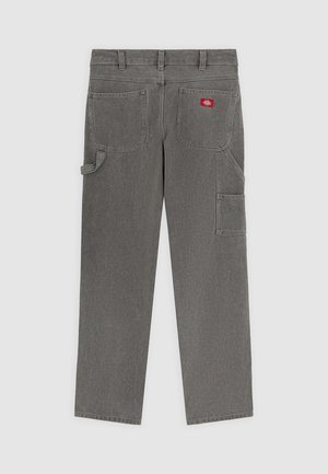 Pantalon cargo gris avec une coupe droite, doté de quatre poches, passants de ceinture et un patch logo rouge sur la poche arrière droite.