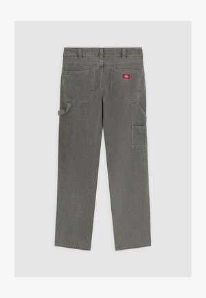 Pantalon cargo gris avec une coupe droite, doté de quatre poches, passants de ceinture et un patch logo rouge sur la poche arrière droite.