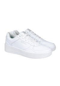 Par de zapatillas bajas blancas de Skechers con cordones y suelas texturizadas, mostradas en un ligero ángulo sobre un fondo blanco.