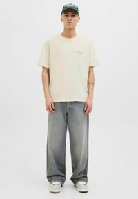 Jack & Jones RÜCKEN RUNDHALSAUSSCHNITT - Marškinėliai su spaudiniu - antique white
