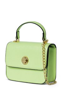 Bolso de mano de imitación piel verde con herrajes dorados, que cuenta con un asa superior, una correa de cadena y una solapa frontal con detalle de logo redondo.
