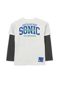 Camisa blanca de manga larga con mangas negras, texto en azul y verde de Sonic the Hedgehog, y un pequeño parche con la cara de Sonic en azul cerca del dobladillo.