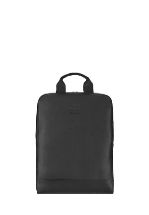 Zaino in pelle nera con forma rettangolare, manico superiore e logo inciso in modo discreto. Texture liscia e design minimalista.