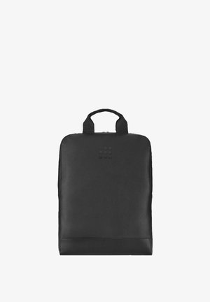 Zaino in pelle nera con forma rettangolare, manico superiore e logo inciso in modo discreto. Texture liscia e design minimalista.