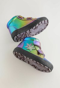 Baskets montantes pour enfant en matériau irisé avec deux brides Velcro. Présente un accent étoile pailleté et une semelle en caoutchouc texturée pour l'adhérence.