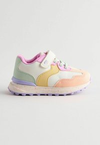 Baskets colorées pour enfants avec un mélange de teintes pastel : vert menthe, jaune pâle, rose clair et blanc. Sangle auto-agrippante et semelle texturée.