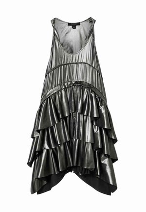 Metalen zwarte mouwloze jurk met een ronde halslijn, voorzien van gelaagde ruches aan de zoom en een high-low ontwerp. Gladde, glanzende textuur.