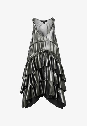 Metalen zwarte mouwloze jurk met een ronde halslijn, voorzien van gelaagde ruches aan de zoom en een high-low ontwerp. Gladde, glanzende textuur.