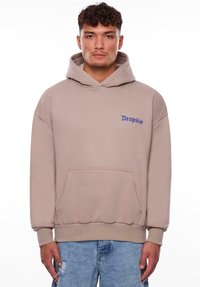 Beige Kapuzenpullover mit Kängurutasche und gerippten Bündchen. Mit blauem "Dropsize" Stickerei auf der linken Brust. Weicher Stoff und lockerer Schnitt.
