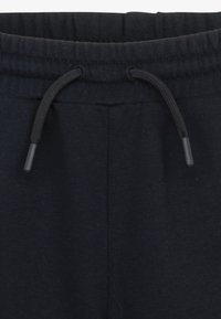 Svart joggebukse med elastisk midje, justerbar snor og glatt stoffblanding av bomull. Enkelt design uten mønstre eller detaljer.