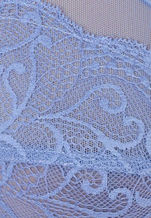 Tessuto in pizzo blu chiaro con intricate fantasie floreali, aree di rete fine e dettagli di ricamo testurizzati. Aspetto morbido e delicato.