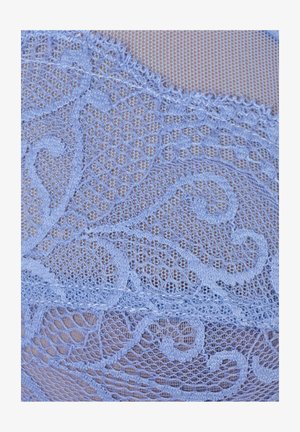 Tissu en dentelle bleu clair présentant des motifs floraux complexes, des zones en maille fine et des détails de broderie texturés. Apparence douce et délicate.