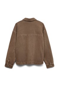 Καφέ τζιν μπουφάν με γιακά, μακριά μανίκια, κουμπωτά μανίκια και λεπτομέρεια ραφής στην πλάτη. Διαθέτει χαλαρή, κουτιώδη εφαρμογή.