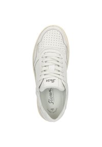 Weißer Leder-Sneaker mit perforiertem Zehenbereich, flachen Schnürsenkeln und strukturiertem Sohlen. Verfügt über dezente Markenkennzeichnung an Zunge und Seiten.