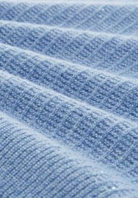 Hellblau, strukturierter Stoff mit einem diagonalen Rippmuster und leichtem Schimmer, der ein sanftes, gewebtes Erscheinungsbild zeigt.