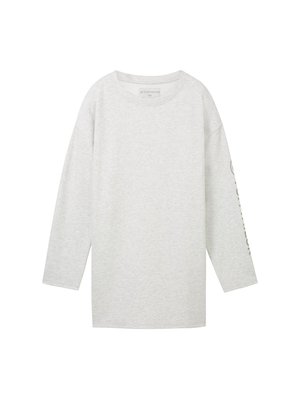 Hele halli pikkade varrukatega meeskonna särk, mille krae sees on väike logo silt ja paremal varrukal on õrnalt vertikaalselt printitud tekst.