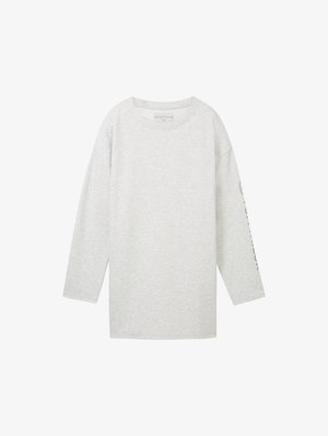 Helles graues Langarm-T-Shirt mit Rundhalsausschnitt, das ein kleines Logo-Etikett im Kragen und subtilen Text, der vertikal auf dem rechten Ärmel gedruckt ist, aufweist.