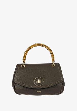 Sac à main en cuir marron avec une poignée en bambou, des éléments en doré et un fermoir à rabat arrondi. Présente un logo embossé et des détails de coutures contrastées.