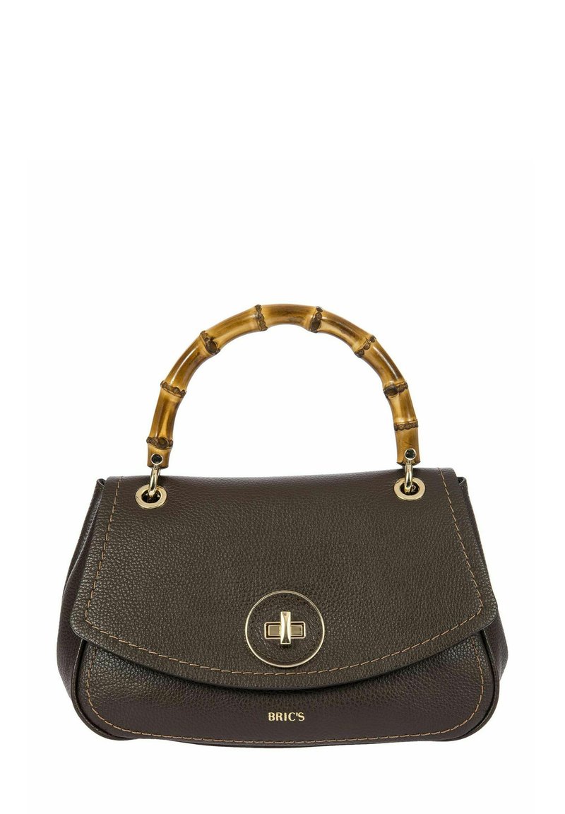 Sac à main en cuir marron avec une poignée en bambou, des éléments en doré et un fermoir à rabat arrondi. Présente un logo embossé et des détails de coutures contrastées.