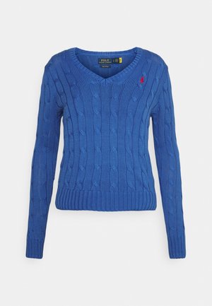 Niebieski sweter w splot warkoczowy z dekoltem w serek, długimi rękawami i ściągaczem. Posiada małe czerwone logo na lewej piersi.