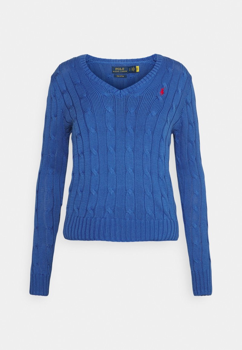 Blå kabelstickad tröja med v-ringning, långa ärmar och ribbad nederkant. Har en liten röd logo på vänster bröst.