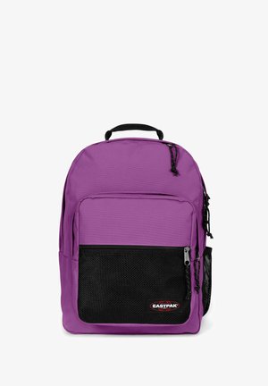 Zaino in poliestere viola con finitura texturizzata, dotato di una tasca frontale in rete nera, chiusura con zip e maniglia superiore per il trasporto.