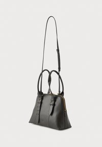 Bolsa de mão de couro preto com forma estruturada, duas alças superiores, uma alça ajustável e um detalhe de zíper em tom dourado. Textura suave.