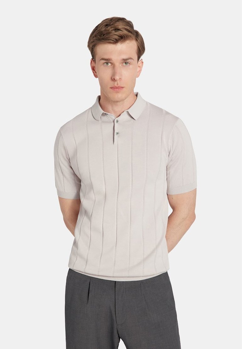 Jasnoszary, krótki polo z rękawami i prążkowanym wzorem, z zapięciem na trzy guziki. Miękki materiał o gładkiej teksturze.