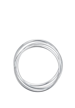 Glinsterende zilveren armbanden set gemaakt van meerdere in elkaar verstrengelde dunne cirkelvormige armbanden op een witte achtergrond.