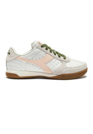 Sneaker bassa bianca e beige con lacci verde oliva e suola in gomma marrone, logo laterale e dettagli traforati su sfondo bianco.