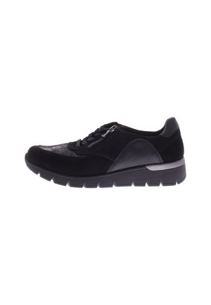 Baskets noires de sport avec un mélange de daim et de matériau synthétique, présentant un dessus texturé, un laçage et une fermeture éclair, ainsi qu'une semelle en caoutchouc moulé.