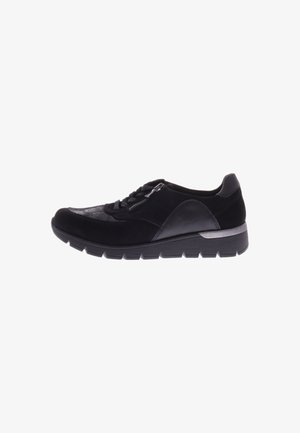Zwarte sportieve schoenen met een combinatie van suede en synthetisch materiaal, met een textuur bovenkant, vetersluiting en ritssluiting, en een gevormde rubberen zool.