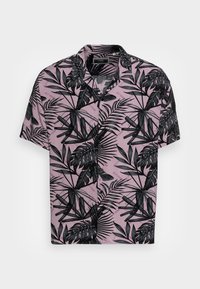 Koszula z krótkim rękawem w różowym kolorze z czarnymi wzorami tropikalnych liści, z kołnierzykiem i zapięciem na guziki. Lekki, teksturowany materiał.