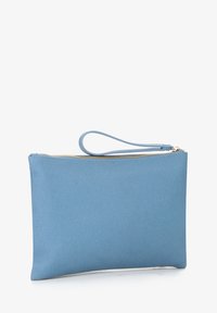 Monedero rectangular de color azul claro con tejido texturizado, cremallera dorada y correa para la muñeca a juego sobre fondo blanco.