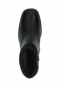 Bota de cuero negra hasta el tobillo con un acabado liso, punta redondeada y un puño gris suave. Cuenta con una cremallera lateral para facilitar su uso.
