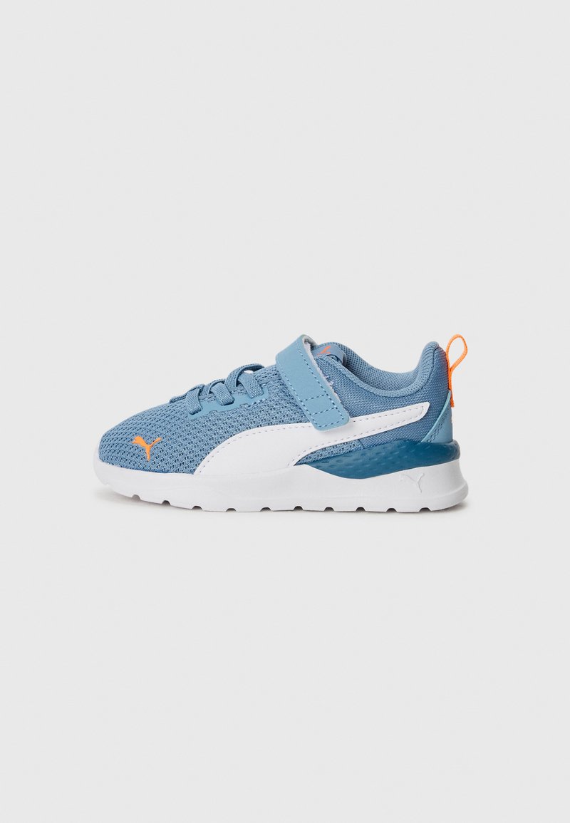 Baskets de sport bleu clair avec une tige en mesh, des panneaux latéraux blancs, une sangle velcro et des accents oranges. Présentent une semelle blanche rembourrée.