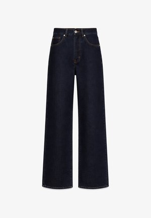 Blugi evazați de culoare albastru închis, cu buzunare frontale, bucle pentru curea și închidere cu nasture metalic la talie.