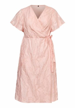 Lyserød omslagskjole med blomsterstruktur, korte flutterærmer, V-halsudskæring og taljebånd på højre side, knælængde.