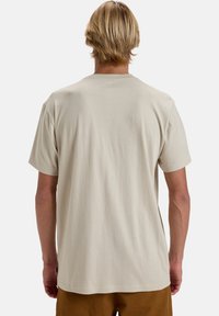 Billabong STACKED ARCH PKT - Triko s potiskem - sgl