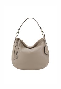 Sac à épaule en cuir beige avec une forme incurvée, une courte poignée, une poche zippée et un pompon décoratif. Accents en métal doré.