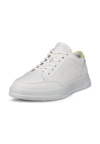Białe skórzane sneakersy o gładkiej fakturze, okrągłym nosku, sznurowanym designie i limonkowym akcentem na pięcie. Płaska gumowa podeszwa.